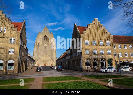 KOPENHAGEN, DÄNEMARK - APRIL 30 2023: Menschen vor der Grundtvigs-Kirche im Bezirk Bispebjerg am 30. April 2023 in Kopenhagen, Dänemark. Stockfoto
