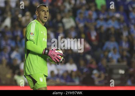 Mexiko-Stadt, Mexiko. November 2024. Torhüter Nahuel Guzmán #1 von Tigres de la UANL hält den Ball gegen Cruz Azul während der 17. Runde der Torneo de Apertura 2024 Liga MX im Estadio Ciudad de los Deportes. Endstand 1 Tigres 1 - 1 Cruz Azul. Am 9. November 2024 in Mexiko-Stadt. (Foto: Ismael Rosas/ Credit: Eyepix Group/Alamy Live News Stockfoto