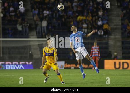 Mexiko-Stadt, Mexiko. November 2024. Erik Lira #6 von Cruz Azul führt den Ball gegen Tigres de la UANL während der 17. Runde des Spiels der Torneo de Apertura 2024 Liga MX im Estadio Ciudad de los Deportes an. Endstand 1 Tigres 1 - 1 Cruz Azul. Am 9. November 2024 in Mexiko-Stadt. (Foto: Ismael Rosas/ Credit: Eyepix Group/Alamy Live News Stockfoto