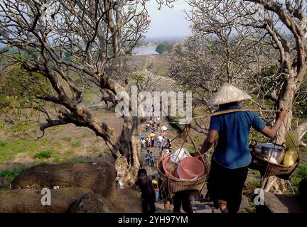 Laos, Champasak, Wat Phu: Das jährliche Wat Phu Champasak Festival zieht Menschen und Mönche aus ganz Laos an. Stockfoto