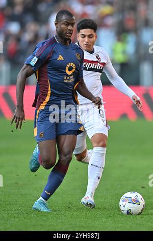 Stadio Olimpico, Rom, Italien. November 2024. Fußball der Serie A; Roma gegen Bologna; Evan Ndicka von AS Roma bricht von Santiago Castro ab Credit: Action Plus Sports/Alamy Live News Stockfoto