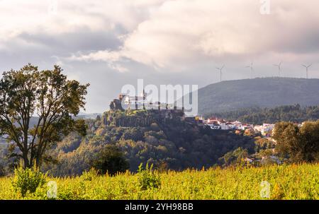 Penela Castle und Windturbines Stockfoto