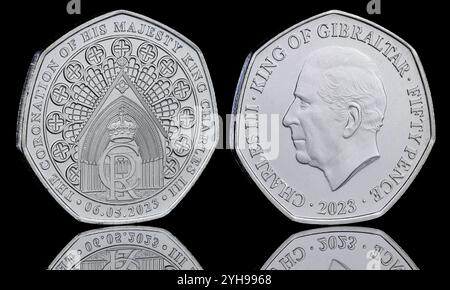 2023 Gibraltar 50p-Münze zum Gedenken an die Krönung von König Karl III. In der Westminster Abbey. Stockfoto