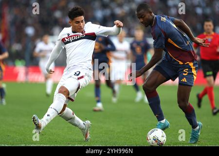 Rom, Italien 10.11.2024: Santiago Castro von Bologna, Evan Ndicka von Roma während der italienischen Fußballmeisterschaft Serie A Enilive 2024-2025 ALS Roma Stockfoto