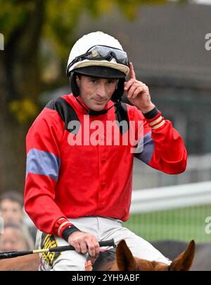 Leicester, Großbritannien. November 2024. Marc Goldstein grüßt die Menge nach dem Sieg 3,25 in Sandown, Großbritannien, 11.10.2024, auf der Sandown Racecourse, Leicester Picture by Paul Blake/Alamy Sports News Credit: Paul Blake/Alamy Live News Stockfoto