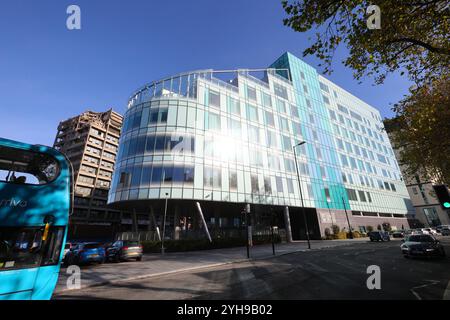 Neu,neu,gebaut,nagelneu,Clatterbridge Cancer Centre,CCC,Krankenhaus,und,alt,Royal Liverpool Hospital,Liverpool,England,Großbritannien,Großbritannien, Stockfoto