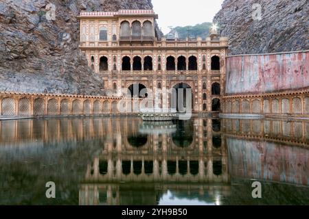 Der Galtaji-Tempel ist der Affentempel in Jaipur im indischen Bundesstaat Rajasthan Stockfoto