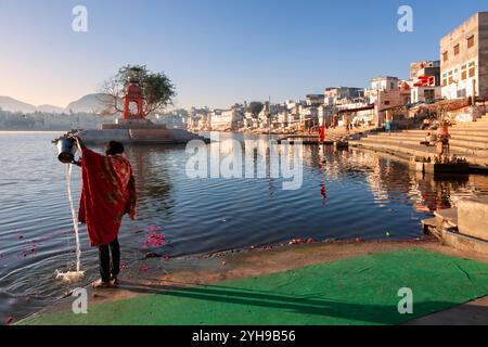 Hindus widmen Pilgerbad im heiligen Puskhar Sagar See auf Ghats von Puschkar, Rajasthan. Puschkar ist eine heilige Stadt für Hinduisten und berühmt für viele Hinduisten Stockfoto