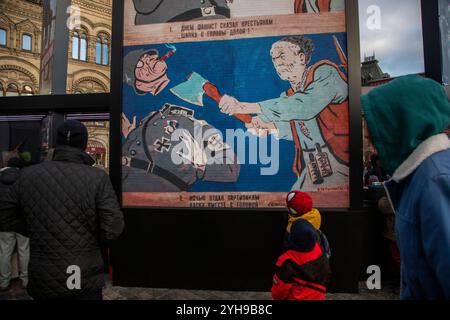 Moskau, Russland. November 2024. Die Menschen sehen sowjetische Militärausrüstung aus dem Zweiten Weltkrieg in einem Freilichtmuseum auf dem Roten Platz, das der Geschichte der Verteidigung Moskaus, Russland, gewidmet ist. Die Ausstellung feiert den 83. Jahrestag der historischen Parade des Roten Platzes am 7. November 1941, als Truppen der Roten Armee an die Front des Zweiten Weltkriegs aufbrachen, um Moskau vor den Nazi-Truppen zu verteidigen Stockfoto