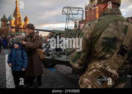 Moskau, Russland. November 2024. Die Menschen sehen sowjetische Militärausrüstung aus dem Zweiten Weltkrieg in einem Freilichtmuseum auf dem Roten Platz, das der Geschichte der Verteidigung Moskaus, Russland, gewidmet ist. Die Ausstellung feiert den 83. Jahrestag der historischen Parade des Roten Platzes am 7. November 1941, als Truppen der Roten Armee an die Front des Zweiten Weltkriegs aufbrachen, um Moskau vor den Nazi-Truppen zu verteidigen Stockfoto