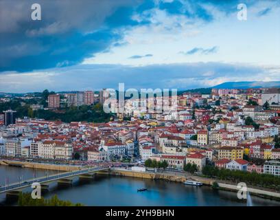 Aus der Vogelperspektive auf die Altstadt von Coimbra auf dem Hügel. Panoramablick auf die Stadt der Drohne und den Fluss Mondego, Portugal Stockfoto