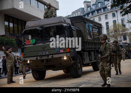 London, Großbritannien. November 2024. Während der Lord Mayor's Show Parade laufen Soldaten auf dem Militärwagen entlang. Lord Mayor's Show ist die älteste, längste und am wenigsten einstudierte Bürgerprozession. Sie begann im 13. Jahrhundert während der Regierungszeit von König John Lackland. Er gewährte der City of London einen eigenen Bürgermeister. Diese Tradition ist noch heute nach 800 Jahren lebendig. (Foto: Krisztian Elek/SOPA Images/SIPA USA) Credit: SIPA USA/Alamy Live News Stockfoto