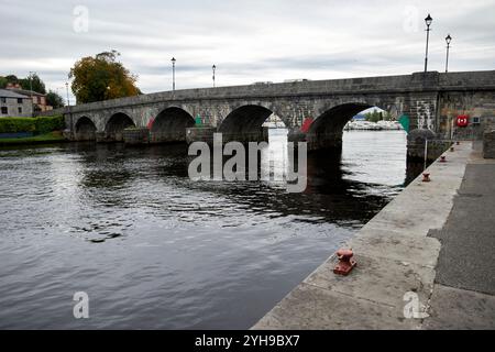 cumann na mban Brücke über den Fluss shannon und den Kai carrick auf shannon, County leitrim, republik irland die Brücke ist die Grenze zwischen Cou Stockfoto