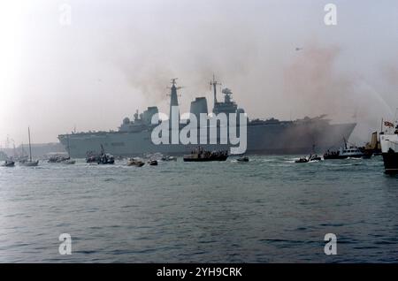 🇬🇧 40. Jahrestag der 🇬🇧 HMS Invincible, umgeben von Booten bei der Ankunft in Portsmouth von den Falklands Stockfoto