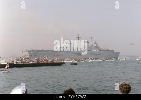 🇬🇧 40. Jahrestag der 🇬🇧 HMS Invincible, umgeben von Booten bei der Ankunft in Portsmouth von den Falklands Stockfoto