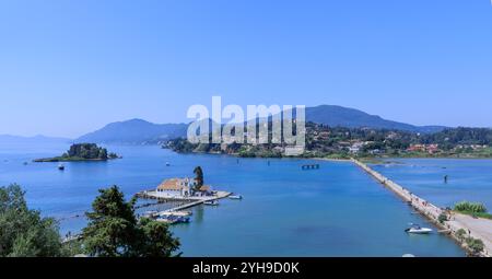 Mausinsel und das Kloster Vlacherna auf der Halbinsel Kanoni in Corfù, Kerkyra in Griechenland. Stockfoto