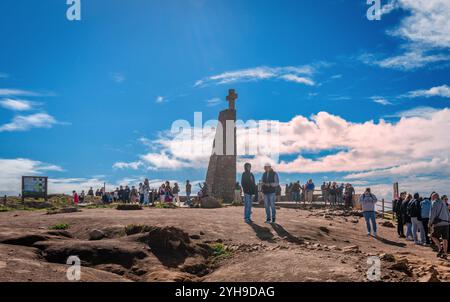 Die Menschen am Monument kündigen Cabo da Roca als westlichsten Punkt Portugals und Kontinentaleuropas an. Stockfoto