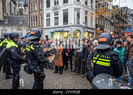 Amsterdam, Nordholland, Niederlande. November 2024. Am 10. November 2024 hielten Demonstranten in den Niederlanden einen unerlaubten Protest auf dem Dam-Platz in Amsterdam ab. Dies geschah als Reaktion auf die Bezeichnung eines Protests vom 7. November, der gewalttätig als antisemitisch wurde, und das anschließende vorübergehende Verbot von Protesten in Amsterdam. (Kreditbild: © James Petermeier/ZUMA Press Wire) NUR REDAKTIONELLE VERWENDUNG! Nicht für kommerzielle ZWECKE! Quelle: ZUMA Press, Inc./Alamy Live News Stockfoto