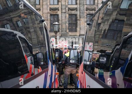 Amsterdam, Nordholland, Niederlande. November 2024. Eine Gruppe Demonstranten wird von der niederländischen Polizei festgenommen, bevor sie verhaftet werden. Am 10. November 2024 hielten Demonstranten in den Niederlanden einen unerlaubten Protest auf dem Dam-Platz in Amsterdam ab. Dies geschah als Reaktion auf die Bezeichnung eines Protests vom 7. November, der gewalttätig als antisemitisch wurde, und das anschließende vorübergehende Verbot von Protesten in Amsterdam. (Kreditbild: © James Petermeier/ZUMA Press Wire) NUR REDAKTIONELLE VERWENDUNG! Nicht für kommerzielle ZWECKE! Quelle: ZUMA Press, Inc./Alamy Live News Stockfoto