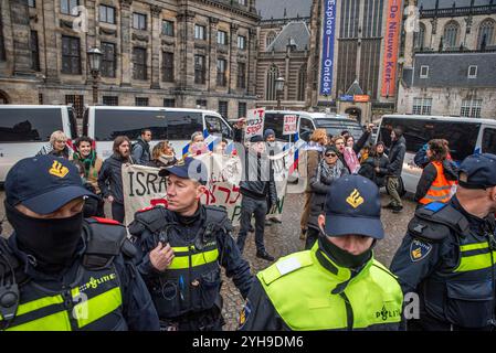 Amsterdam, Nordholland, Niederlande. November 2024. Eine kleine Gruppe von Demonstranten wird von der niederländischen Polizei von einer größeren Gruppe von Demonstranten getrennt. Am 10. November 2024 hielten Demonstranten in den Niederlanden einen unerlaubten Protest auf dem Dam-Platz in Amsterdam ab. Dies geschah als Reaktion auf die Bezeichnung eines Protests vom 7. November, der gewalttätig als antisemitisch wurde, und das anschließende vorübergehende Verbot von Protesten in Amsterdam. (Kreditbild: © James Petermeier/ZUMA Press Wire) NUR REDAKTIONELLE VERWENDUNG! Nicht für kommerzielle ZWECKE! Quelle: ZUMA Press, Inc./Alamy Live News Stockfoto