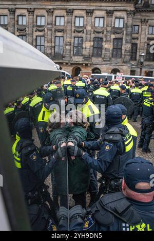 Amsterdam, Nordholland, Niederlande. November 2024. Am 10. November 2024 hielten Demonstranten in den Niederlanden einen unerlaubten Protest auf dem Dam-Platz in Amsterdam ab. Dies geschah als Reaktion auf die Bezeichnung eines Protests vom 7. November, der gewalttätig als antisemitisch wurde, und das anschließende vorübergehende Verbot von Protesten in Amsterdam. (Kreditbild: © James Petermeier/ZUMA Press Wire) NUR REDAKTIONELLE VERWENDUNG! Nicht für kommerzielle ZWECKE! Quelle: ZUMA Press, Inc./Alamy Live News Stockfoto