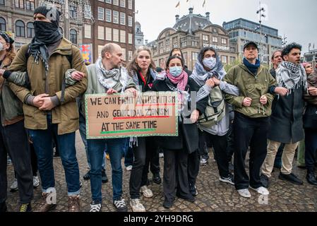 Amsterdam, Nordholland, Niederlande. November 2024. Eine Frau hält ein Protestschild mit der Aufschrift "Wir können Antisemitismus und Völkermord-Zionismus gleichzeitig bekämpfen." am 10. November 2024 hielten Demonstranten in den Niederlanden einen unerlaubten Protest auf dem Dam-Platz in Amsterdam ab. Dies geschah als Reaktion auf die Bezeichnung eines Protests vom 7. November, der gewalttätig als antisemitisch wurde, und das anschließende vorübergehende Verbot von Protesten in Amsterdam. (Kreditbild: © James Petermeier/ZUMA Press Wire) NUR REDAKTIONELLE VERWENDUNG! Nicht für kommerzielle ZWECKE! Quelle: ZUMA Press, Inc./Alamy Live News Stockfoto