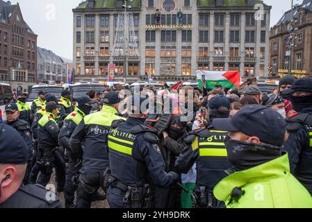 Amsterdam, Nordholland, Niederlande. November 2024. Die niederländische Polizei zwingt eine große Gruppe von Demonstranten in ein Gebiet, in dem sie festgenommen und schließlich verhaftet werden. Am 10. November 2024 hielten Demonstranten in den Niederlanden einen unerlaubten Protest auf dem Dam-Platz in Amsterdam ab. Dies geschah als Reaktion auf die Bezeichnung eines Protests vom 7. November, der gewalttätig als antisemitisch wurde, und das anschließende vorübergehende Verbot von Protesten in Amsterdam. (Kreditbild: © James Petermeier/ZUMA Press Wire) NUR REDAKTIONELLE VERWENDUNG! Nicht für kommerzielle ZWECKE! Quelle: ZUMA Press, Inc./Alamy Live News Stockfoto