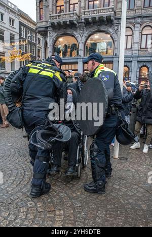 Amsterdam, Nordholland, Niederlande. November 2024. Die niederländische Polizei umzingelt einen Demonstranten in einem Rollstuhl. Am 10. November 2024 hielten Demonstranten in den Niederlanden einen unerlaubten Protest auf dem Dam-Platz in Amsterdam ab. Dies geschah als Reaktion auf die Bezeichnung eines Protests vom 7. November, der gewalttätig als antisemitisch wurde, und das anschließende vorübergehende Verbot von Protesten in Amsterdam. (Kreditbild: © James Petermeier/ZUMA Press Wire) NUR REDAKTIONELLE VERWENDUNG! Nicht für kommerzielle ZWECKE! Quelle: ZUMA Press, Inc./Alamy Live News Stockfoto