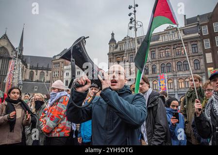 Amsterdam, Nordholland, Niederlande. November 2024. Ein Demonstrant singt pro-palästinensische Erklärungen in ein Megaphon. Am 10. November 2024 hielten Demonstranten in den Niederlanden einen unerlaubten Protest auf dem Dam-Platz in Amsterdam ab. Dies geschah als Reaktion auf die Bezeichnung eines Protests vom 7. November, der gewalttätig als antisemitisch wurde, und das anschließende vorübergehende Verbot von Protesten in Amsterdam. (Kreditbild: © James Petermeier/ZUMA Press Wire) NUR REDAKTIONELLE VERWENDUNG! Nicht für kommerzielle ZWECKE! Quelle: ZUMA Press, Inc./Alamy Live News Stockfoto