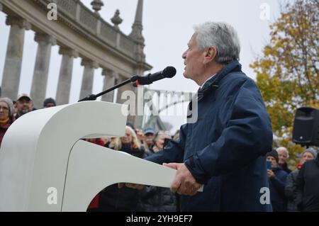 Potsdam, Deutschland - 10. November 2024 - der ehemalige Bundespräsident Joachim Gauck nahm an der Feier zur Eröffnung der Glienicker Brücke vor 35 Jahren Teil. (Foto: Markku Rainer Peltonen) Stockfoto