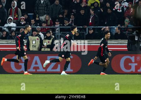 Nathaniel BROWN (Eintracht Frankfurt, #21) erzielt das Tor zum 0:2, jubelt/freut sich mit Omar MARMOUSH (Eintracht Frankfurt, #07) und Hugo EKITIKE (Eintracht Frankfurt, #11), Emotion, Freude, Begeisterung GER, VfB Stuttgart (VFB) vs. Eintracht Frankfurt (SGE), Fussball, Maenner, Herren, 1. Bundesliga, 10. Spieltag, Saison 2024/2025, 10.11.2024 DFL/DFB-VORSCHRIFTEN VERBIETEN JEDE VERWENDUNG VON FOTOGRAFIEN ALS BILDSEQUENZEN UND/ODER QUASI-VIDEO Foto: Eibner-Pressefoto/Oliver Schmidt Stockfoto