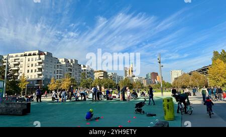 Ein geschäftiger Nachmittag im Park am Gleisdreieck in Berlin Stockfoto
