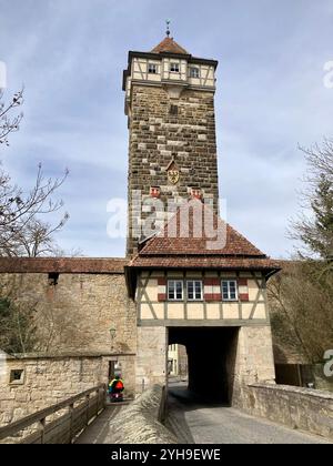 Das Stadttor Rödertor und der Röderturm im Hintergrund in der mittelalterlichen Mauer von Rothenburg ob der Tauber Stockfoto