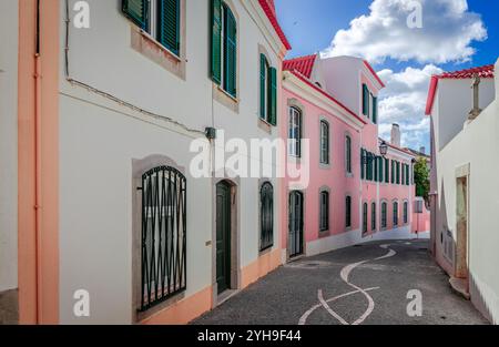 Farbenfrohe Häuser in der Fußgängerzone mit Kopfsteinpflaster in Cascais, Portugal. Stockfoto