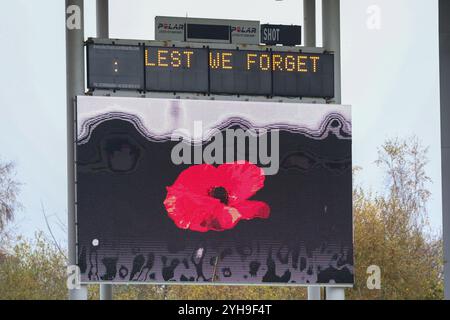 St Helens, Großbritannien. November 2024. St. Helens, England, 10. November 2024 Lest We Forget wird auf der Großbildleinwand am Remember Sunday gezeigt. Liverpool gegen Chelsea, St Helens Stadium, WSL (Sean Walsh/SPP) Credit: SPP Sport Press Photo. /Alamy Live News Stockfoto