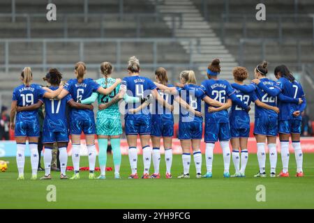 St Helens, Großbritannien. November 2024. St. Helens, England, 10. November 2024 Chelsea stellt sich für die Schweigeminute am Remember Sunday an. Liverpool gegen Chelsea, St Helens Stadium, WSL (Sean Walsh/SPP) Credit: SPP Sport Press Photo. /Alamy Live News Stockfoto