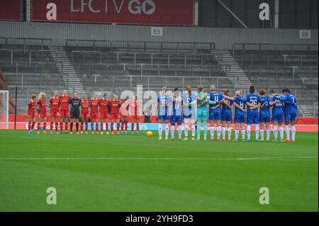 St Helens, Großbritannien. November 2024. St Helens, England, 10. November 2024 beide Teams stehen während der Remeberance Sunday Minutes still. Liverpool gegen Chelsea, St Helens Stadium, WSL (Sean Walsh/SPP) Credit: SPP Sport Press Photo. /Alamy Live News Stockfoto