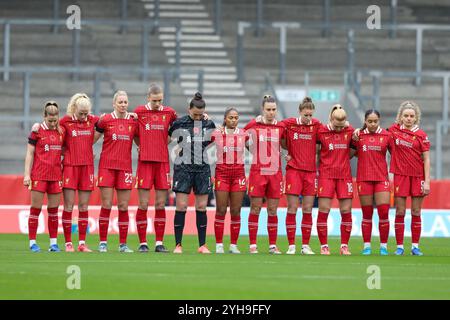 St Helens, Großbritannien. November 2024. St. Helens, England, 10. November 2024 Liverpool stellt sich für Minutenschweigen am Gedenksonntag an. Liverpool gegen Chelsea, St Helens Stadium, WSL (Sean Walsh/SPP) Credit: SPP Sport Press Photo. /Alamy Live News Stockfoto