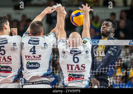 Spike by Noumory Keita - Rana Verona während des Italienischen Nationalspiels Trentino gegen Rana Verona, Volleyball Italian Series A Men Superleague Match in Trient, Italien, 10. November 2024 Stockfoto