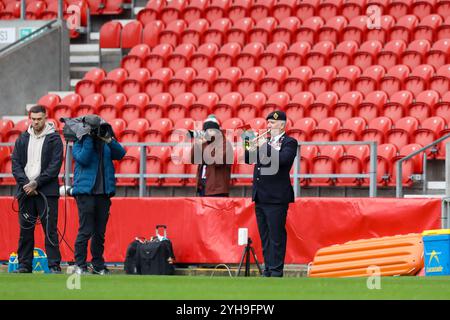 St Helens, Großbritannien. November 2024. St Helens, England, 10. November 2024 The Last Post wird am Remember Sunday gespielt. Liverpool gegen Chelsea, St Helens Stadium, WSL (Sean Walsh/SPP) Credit: SPP Sport Press Photo. /Alamy Live News Stockfoto