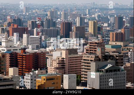 Luftaufnahme von Matsuyama City mit weitläufigem Stadtkern in der Präfektur Ehime, Shikoku, Japan. Stockfoto