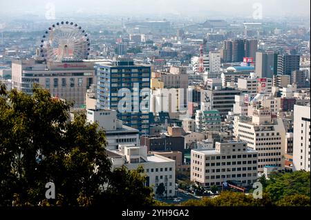 Luftaufnahme von Matsuyama City mit weitläufigem Stadtkern in der Präfektur Ehime, Shikoku, Japan. Stockfoto