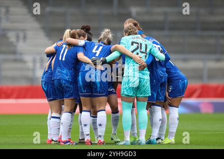 St Helens, Großbritannien. November 2024. St Helens, England, 10. November 2024 Team Huddle für Chelsea vor dem Auftakt. Liverpool gegen Chelsea, St Helens Stadium, WSL (Sean Walsh/SPP) Credit: SPP Sport Press Photo. /Alamy Live News Stockfoto