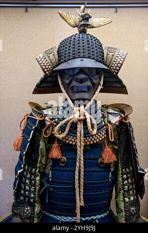 Originale historische Samurai-Rüstung im Schloss Matsuyama in Ehime, Japan. Stockfoto