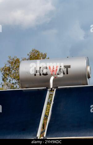 Solaranlage auf einem Grundstück in Griechenland, Solaranlagen für die Wasserheizung auf griechischen Inseln. Warmwasserbereiter mit grüner Energie. Stockfoto