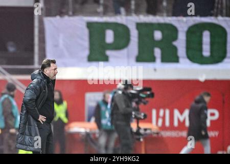 Heidenheim, Deutschland. November 2024. Fußball: Bundesliga, 1. FC Heidenheim - VfL Wolfsburg, Spieltag 10, Voith-Arena. Wolfsburg-Trainer Ralph Hasenhüttl beobachtet das Spiel. Hinweis: Harry langer/dpa - WICHTIGER HINWEIS: Gemäß den Vorschriften der DFL Deutschen Fußball-Liga und des DFB Deutschen Fußball-Bundes ist es verboten, im Stadion und/oder des Spiels aufgenommene Fotografien in Form von sequenziellen Bildern und/oder videoähnlichen Fotoserien zu verwenden oder zu verwenden./dpa/Alamy Live News Stockfoto