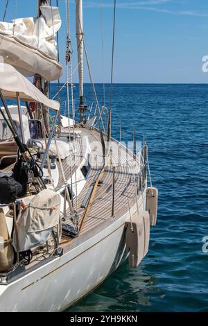 Das Deck und die Takelage auf einer großen Ozeankreuzyacht oder einem Segelboot, das im Ionischen Meer auf der Insel Zante oder Zakynthos, griechisches Mittelmeer, verankert ist. Stockfoto