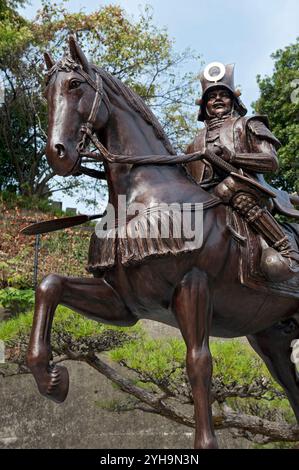 Bronzestatue des feudalen Lord Kato Yoshiaki zu Pferd, der Matsuyama Castle 1602 errichtete. Stockfoto