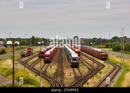 Neu hergestellte Volkswagen-Fahrzeuge auf dem Anschlussgleis in Emden-Deutschland Stockfoto