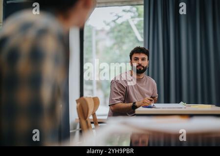 Die Schüler nehmen aufmerksam an einer gemütlichen und ansprechenden Unterrichtsumgebung Teil Stockfoto